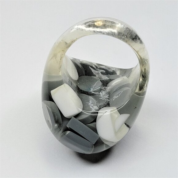 Chunky Oval Shape Resin Ring With Grey and White Pill Beads Lucite Large Ring - Picture 9 of 10
